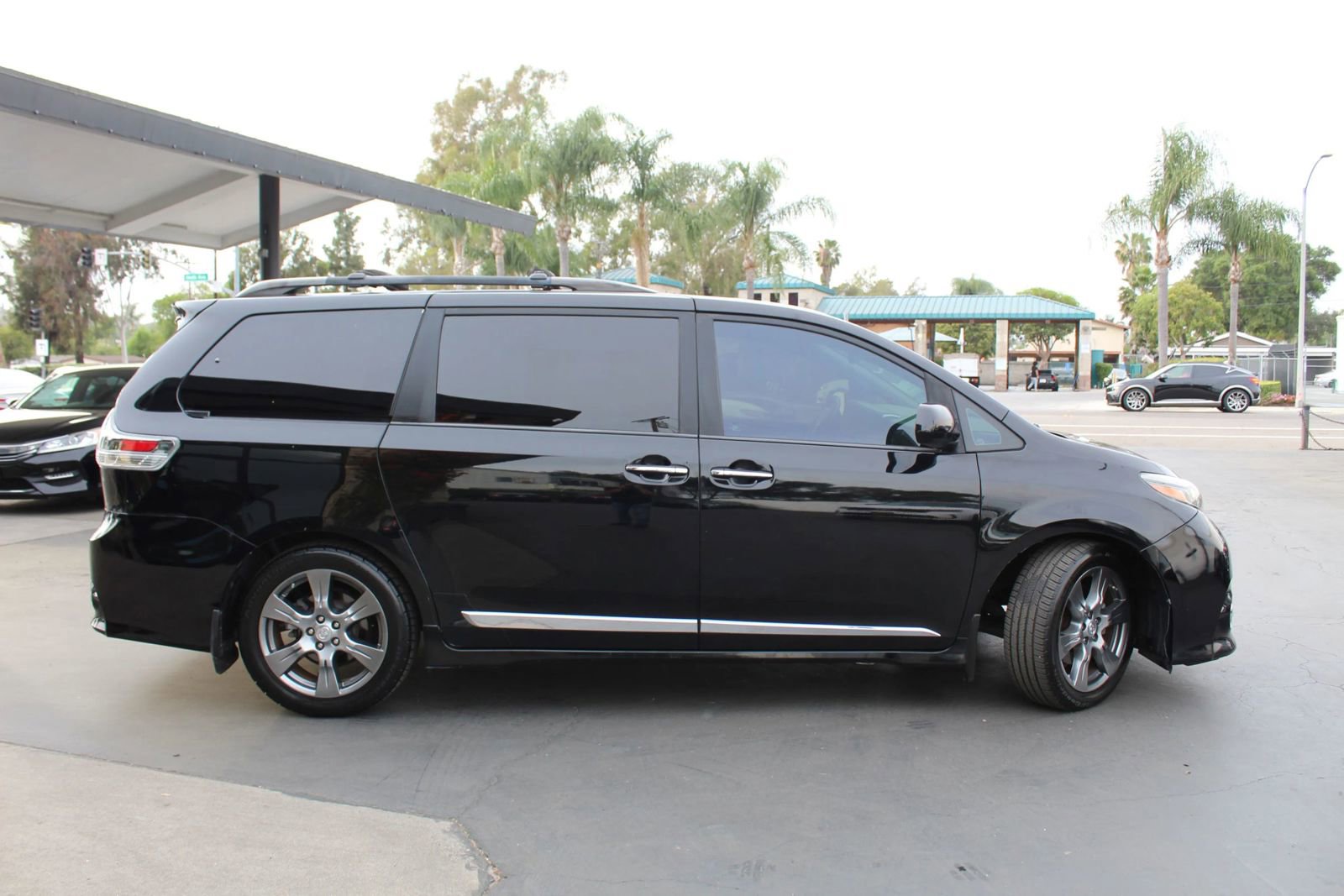 Used 2017 Toyota Sienna SE Premium FWD image 6