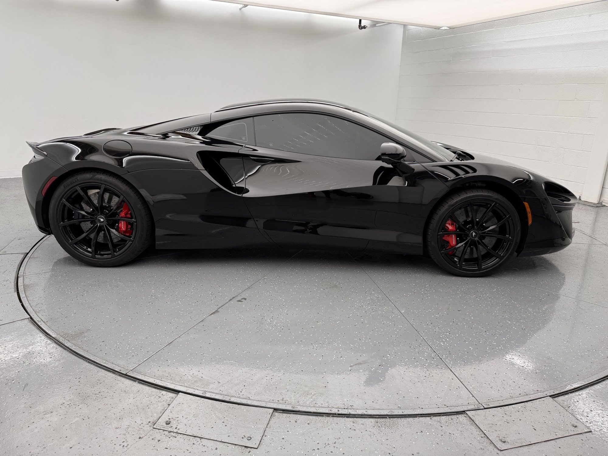 Used 2024 McLaren Artura image 3