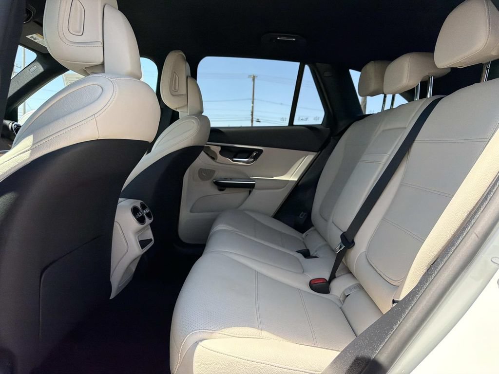 Used 2025 Mercedes-Benz GLC 350e 4MATIC image 17