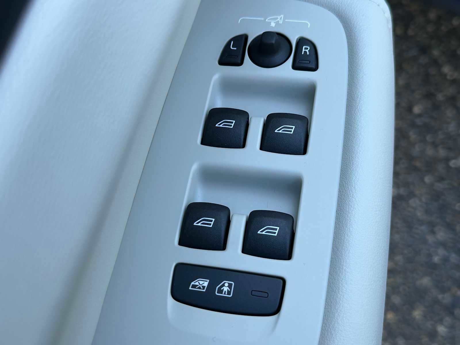 Used 2025 Volvo XC60 B5 Ultra w/ Protection Package Premier image 21