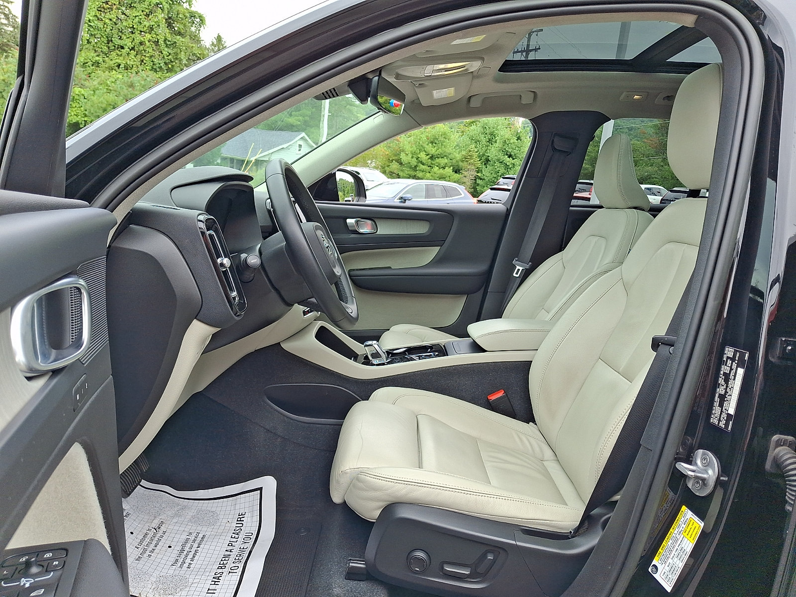 Certified 2023 Volvo XC40 B5 Plus w/ Climate Package AWD/4WD image 14