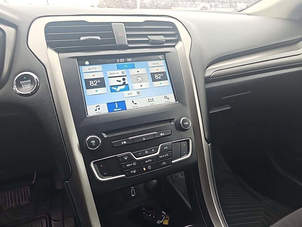 Used 2017 Ford Fusion SE w/ Fusion SE Technology Package image 8