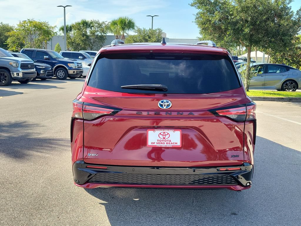 Used 2025 Toyota Sienna XSE FWD image 5