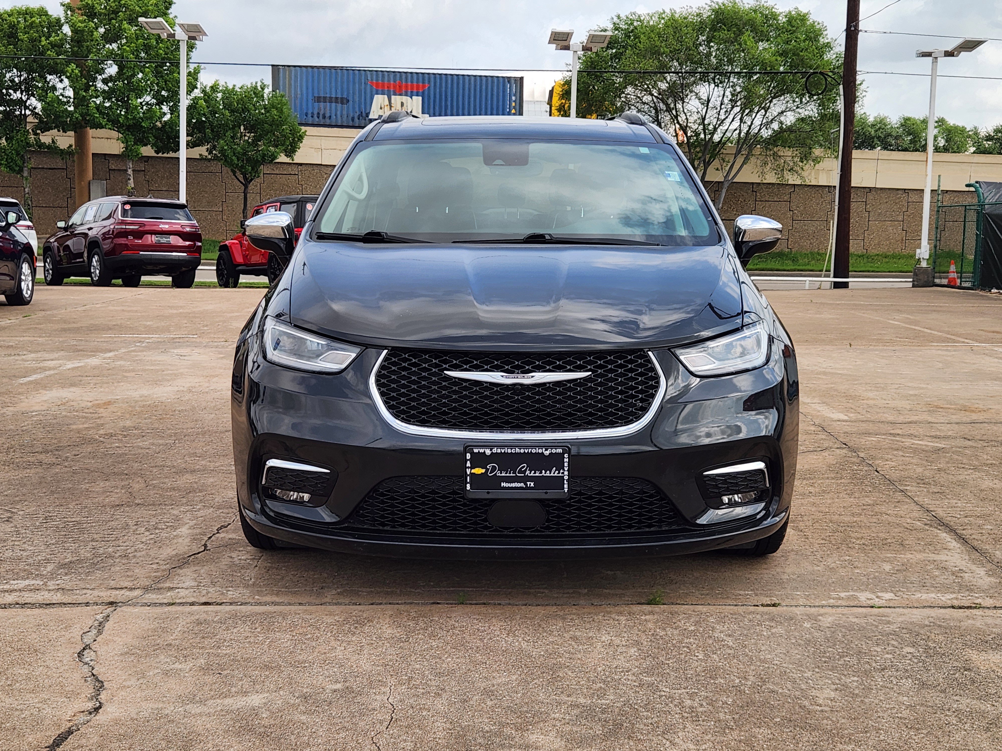 Used 2023 Chrysler Pacifica Limited FWD image 3