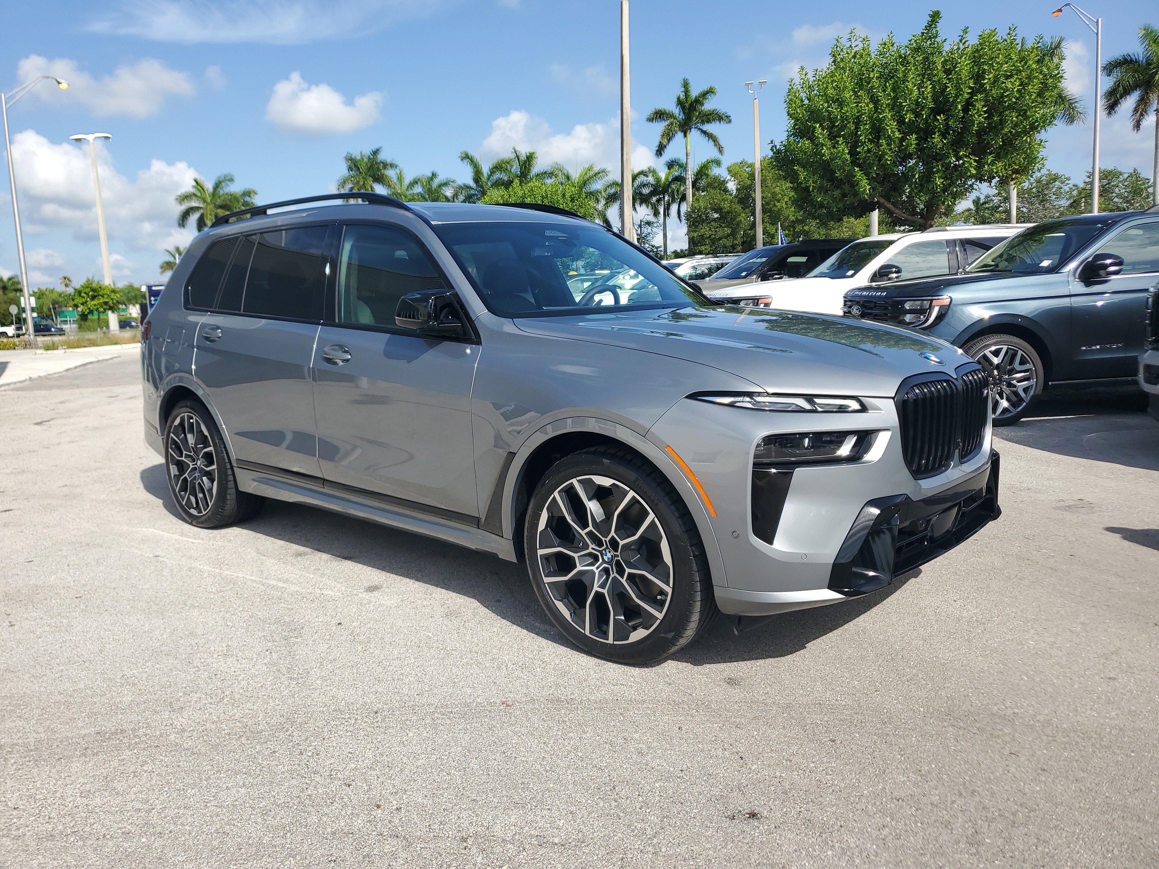 Used 2025 BMW X7 M60i w/ Executive Package image 3