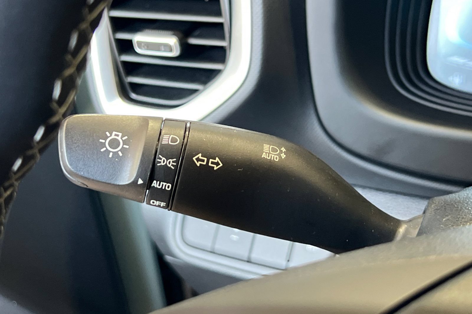 Used 2025 Hyundai Venue SEL FWD image 32