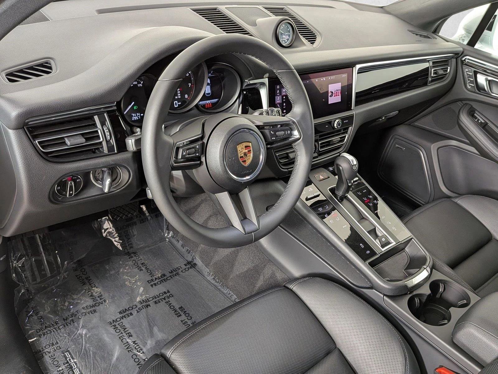 Certified 2025 Porsche Macan Turbo AWD/4WD image 4