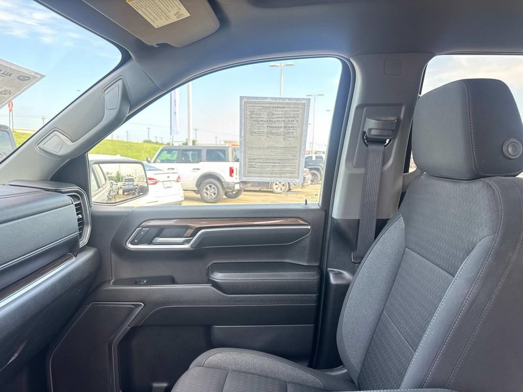 Used 2025 Chevrolet Silverado 1500 LT AWD/4WD image 23