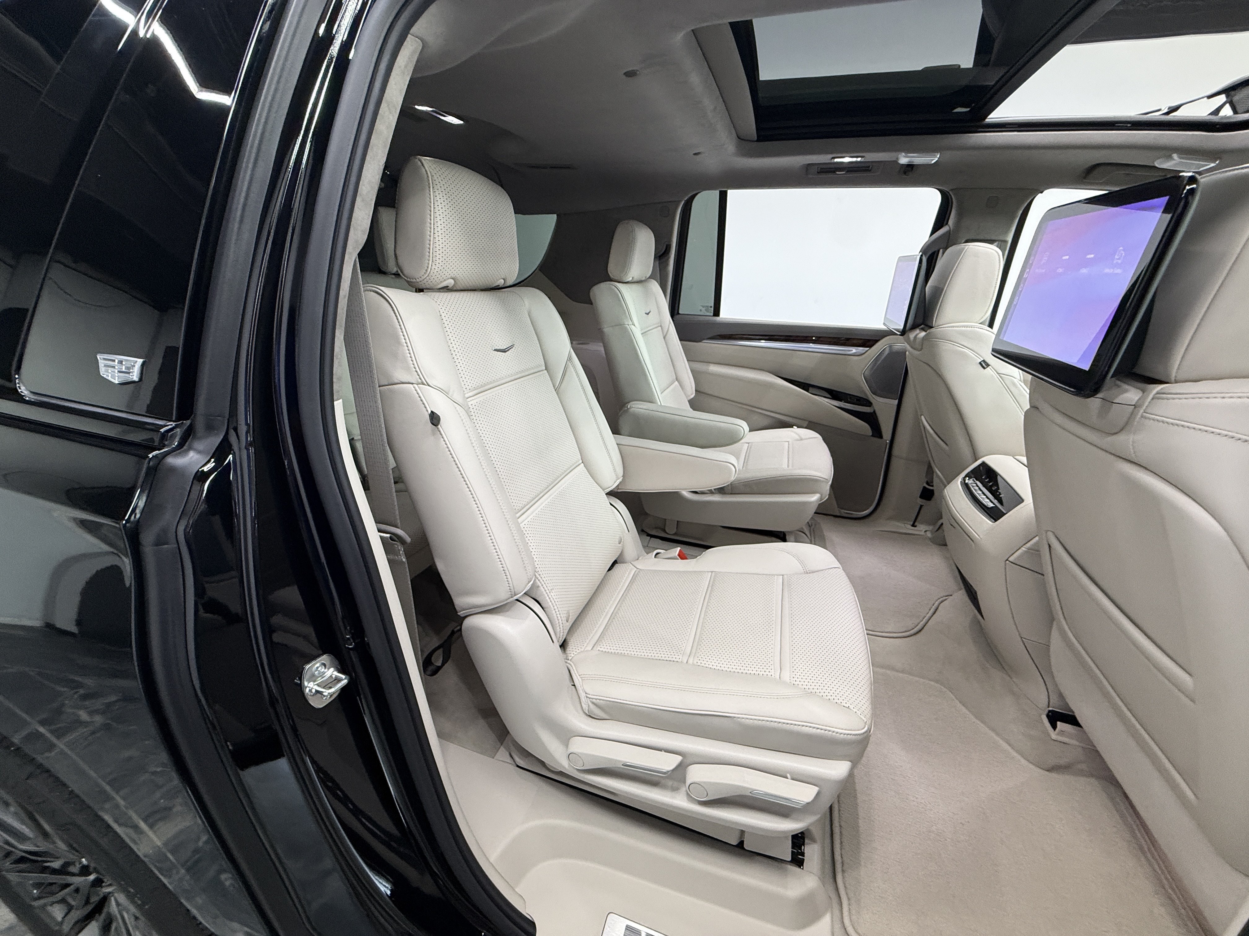 Used 2026 Cadillac Escalade ESV Platinum Sport AWD/4WD image 32