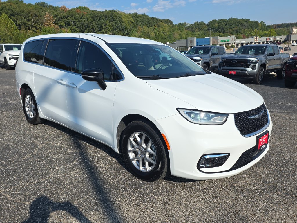 Used 2024 Chrysler Pacifica Touring-L FWD image 2