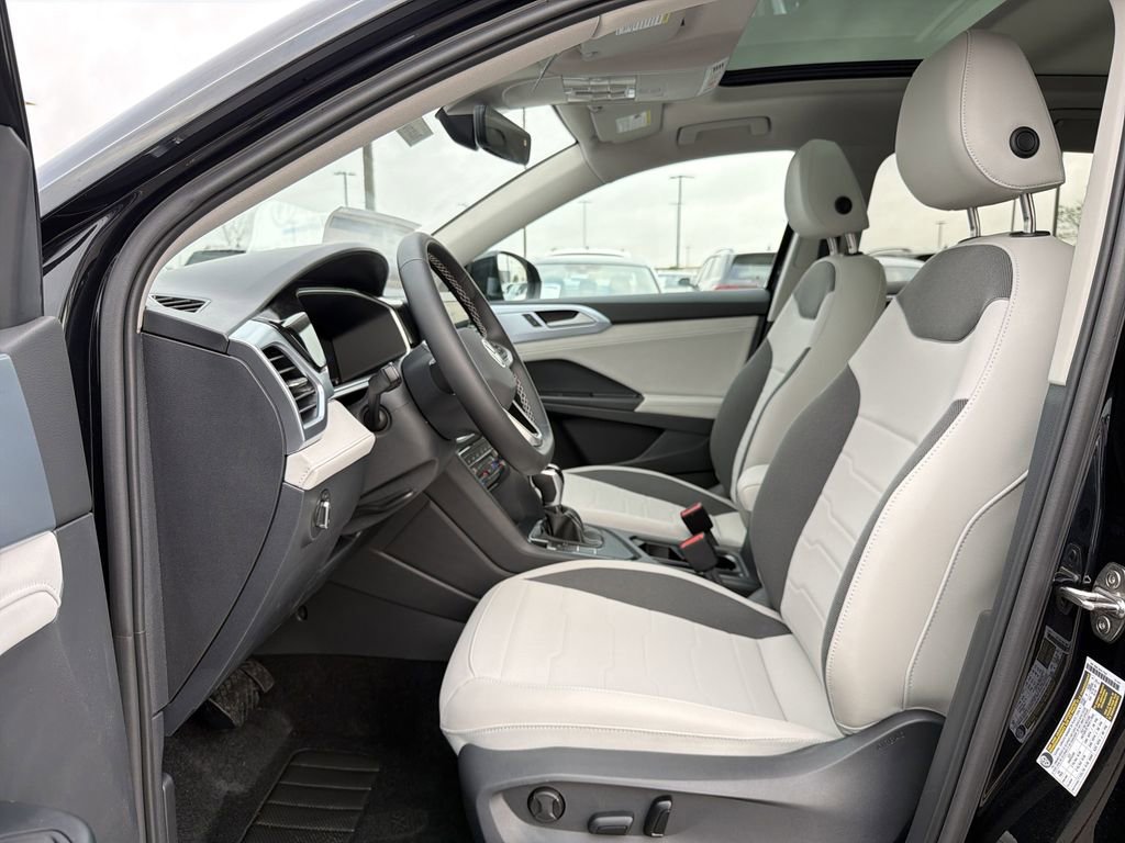 New 2026 Volkswagen Taos SE FWD image 9