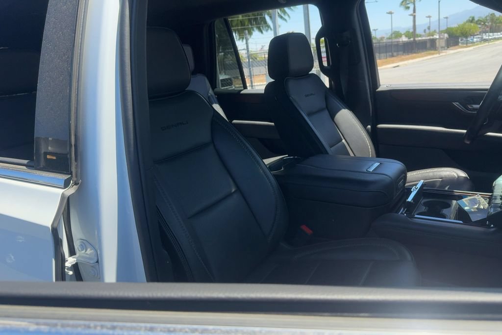 Used 2025 GMC Yukon Denali AWD/4WD image 15