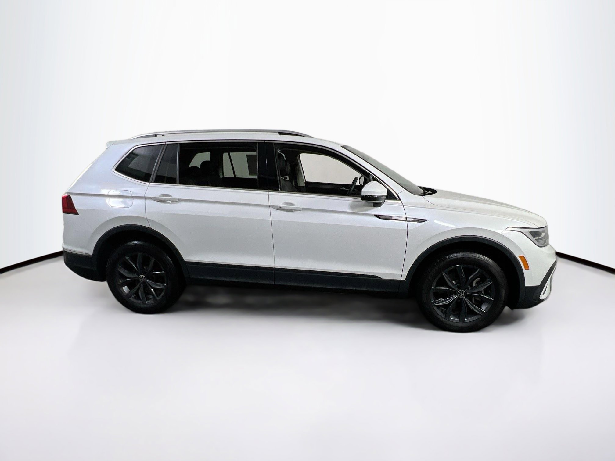 Used 2023 Volkswagen Tiguan SE AWD/4WD image 4