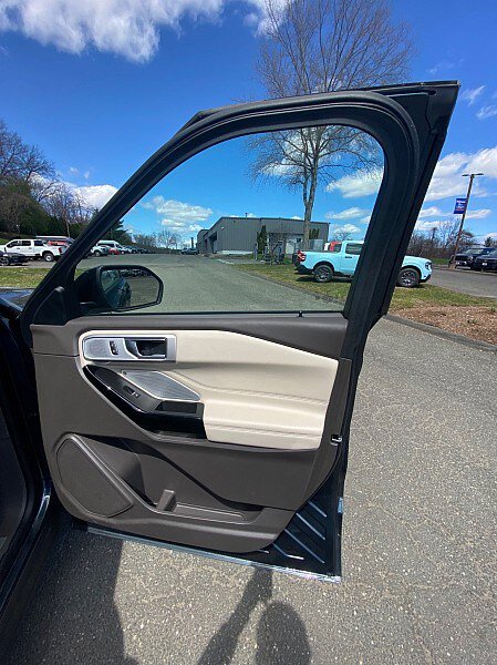 Used 2023 Ford Explorer Platinum w/ Technology Package image 32