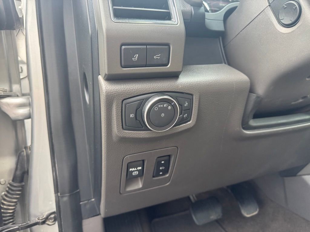 Used 2018 Ford Expedition XLT w/ Equipment Group 202A AWD/4WD image 4