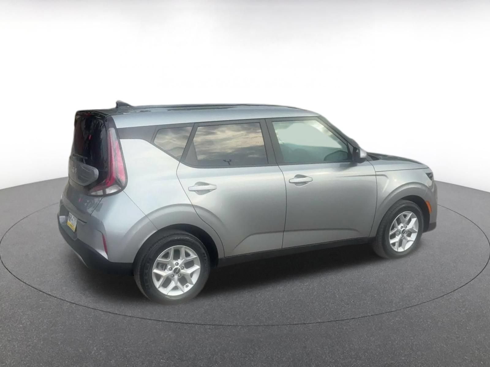 Used 2025 Kia Soul LX w/ LX Technology Package FWD image 14