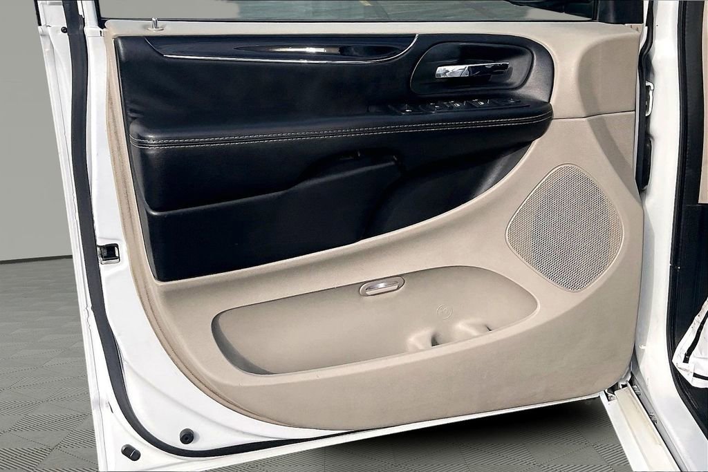 Used 2020 Dodge Grand Caravan SXT image 22