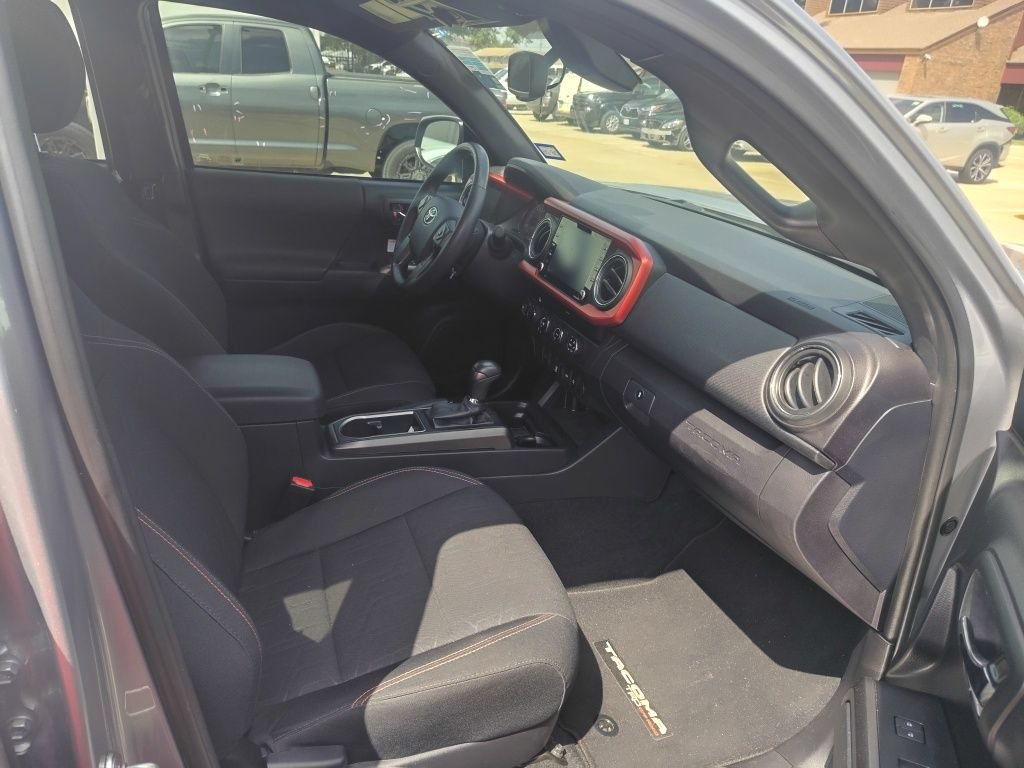 Certified 2020 Toyota Tacoma TRD Off-Road AWD/4WD image 12