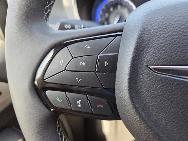 Used 2025 Chrysler Pacifica Limited image 38