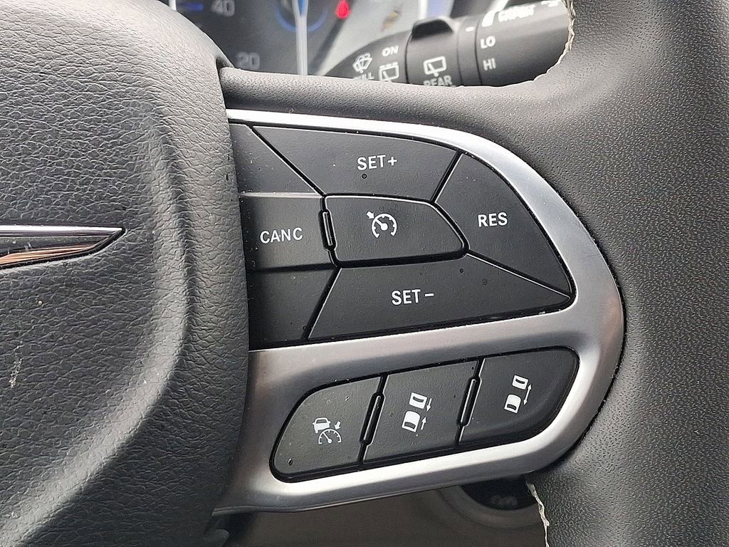 Used 2024 Chrysler Pacifica Touring-L FWD image 21