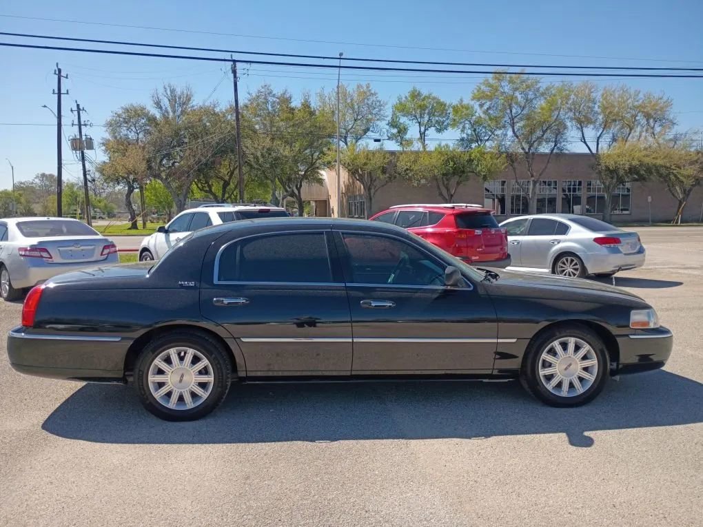 Used 2011 Lincoln Town Car Signature Limited image 6