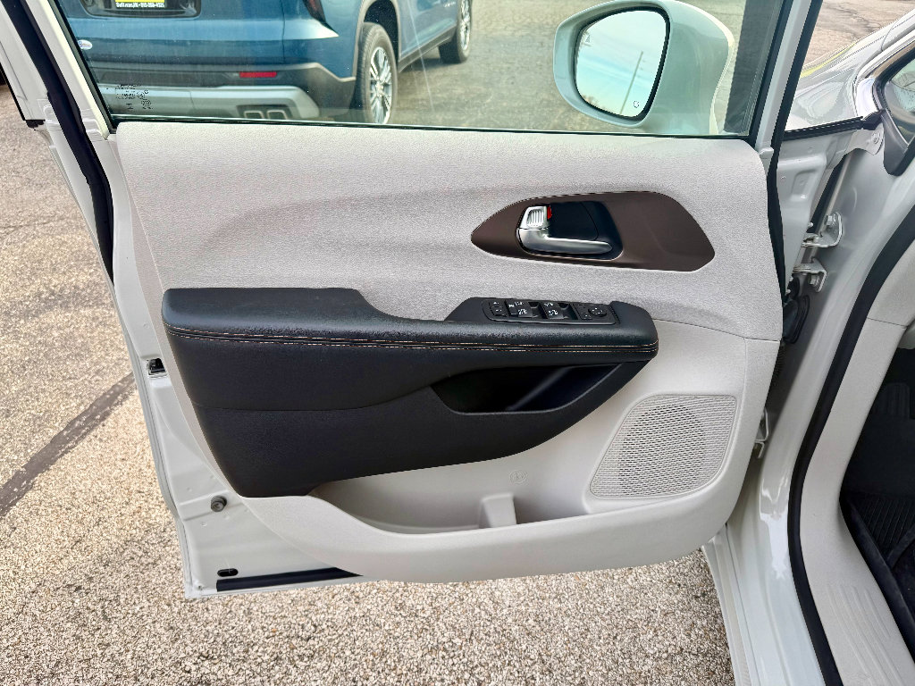 Used 2019 Chrysler Pacifica Touring-L Plus w/ Tire & Wheel Group image 10