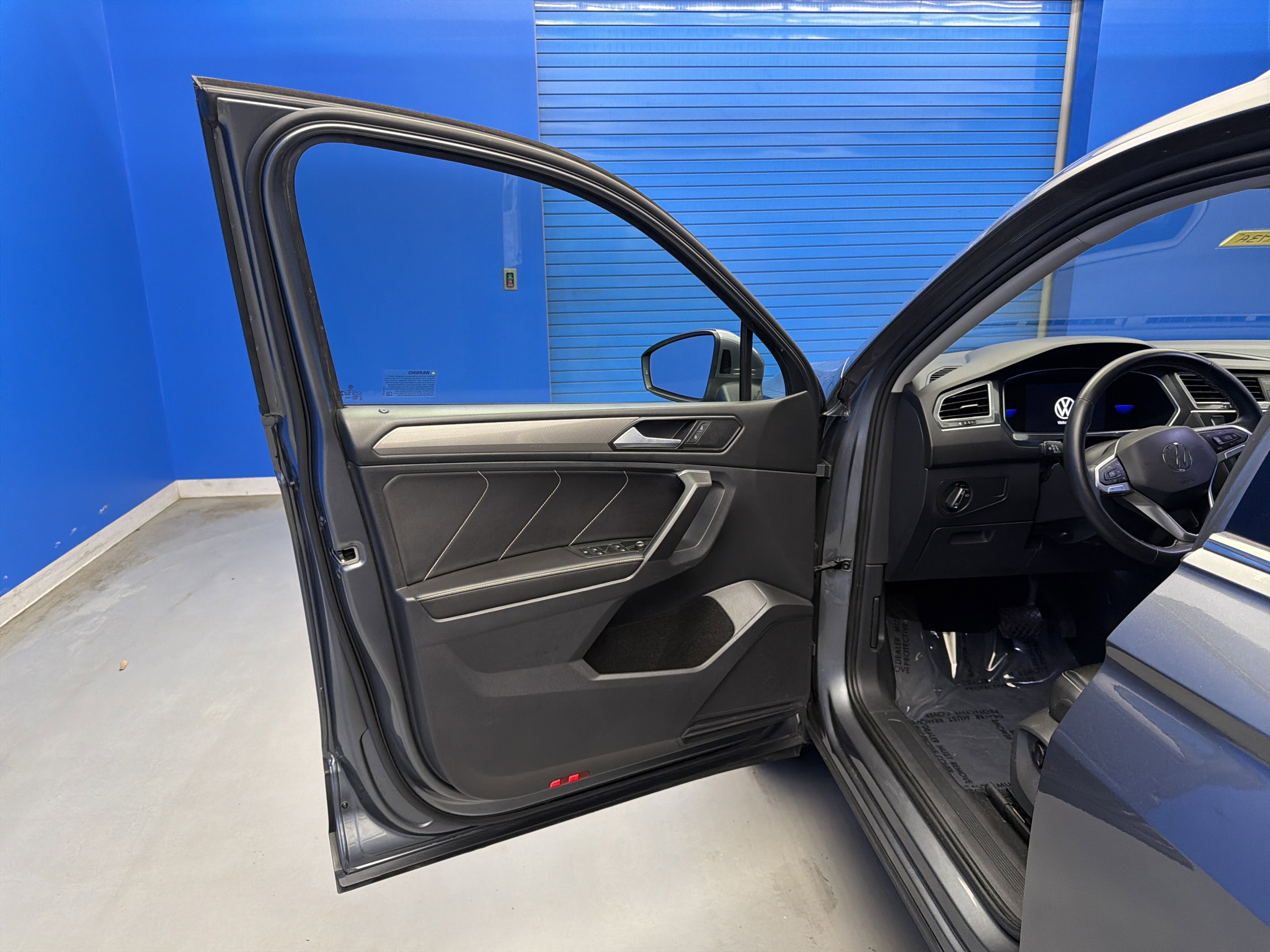 Used 2023 Volkswagen Tiguan SE w/ Panoramic Sunroof Package FWD image 10