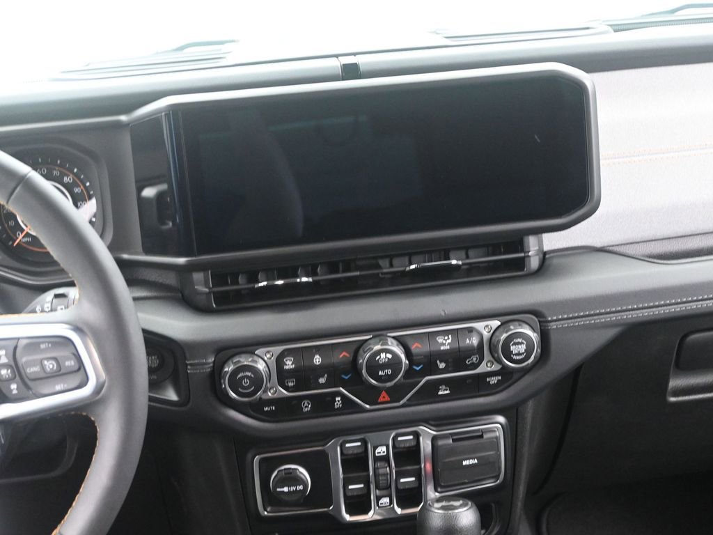 Used 2024 Jeep Wrangler Sahara image 25