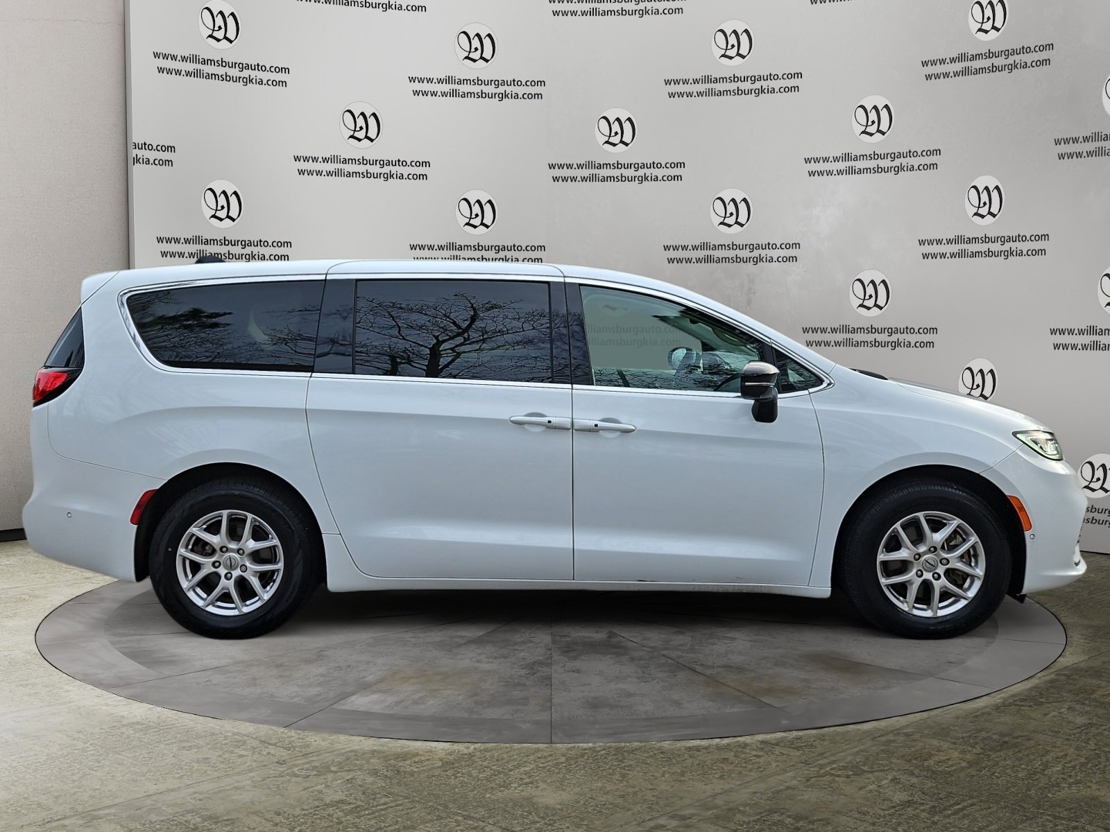 Used 2024 Chrysler Pacifica Touring-L image 6