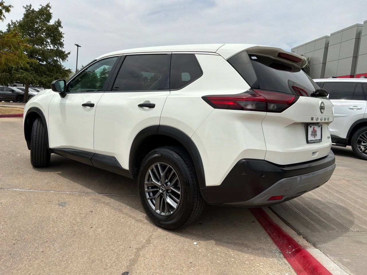 Used 2023 Nissan Rogue S AWD/4WD image 8