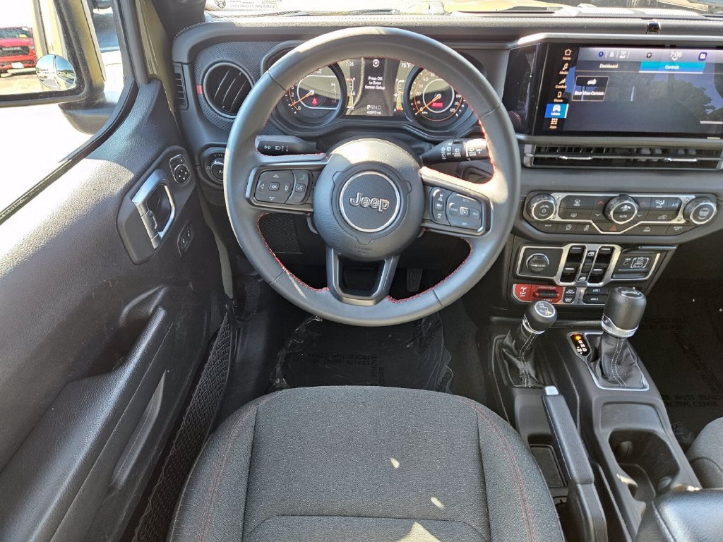 Used 2025 Jeep Wrangler Unlimited Rubicon AWD/4WD image 13