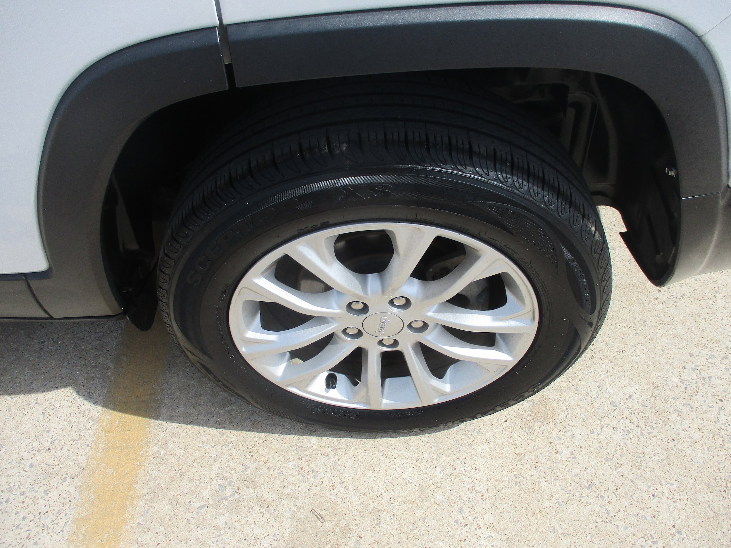 Used 2019 Jeep Cherokee Latitude w/ Popular Appearance Group FWD image 6