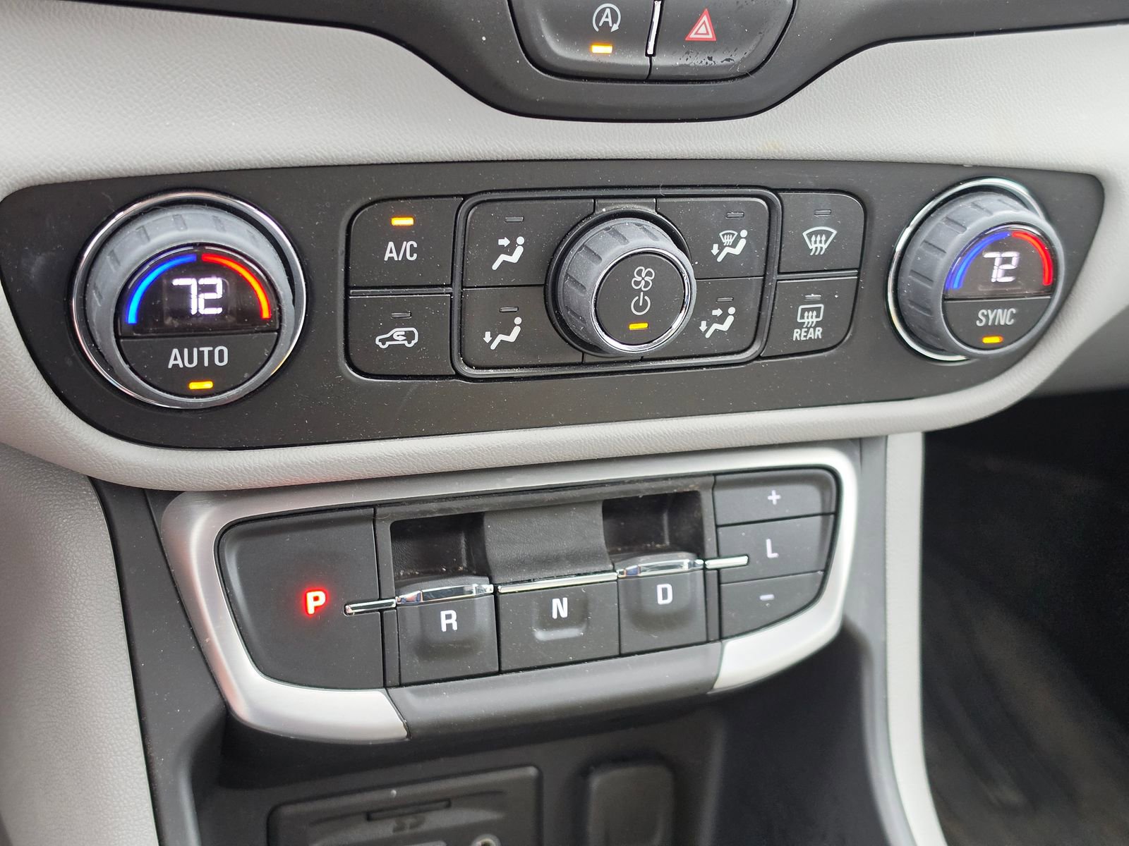 Used 2024 GMC Terrain SLE w/ Driver Convenience Package image 17