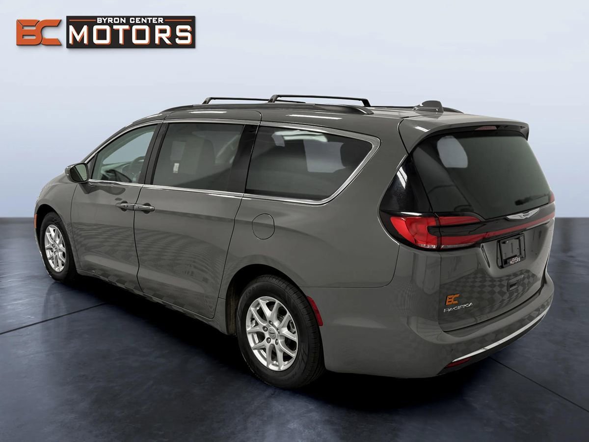 Used 2022 Chrysler Pacifica Touring-L image 4