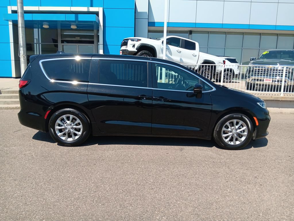 Used 2026 Chrysler Pacifica Limited FWD image 6
