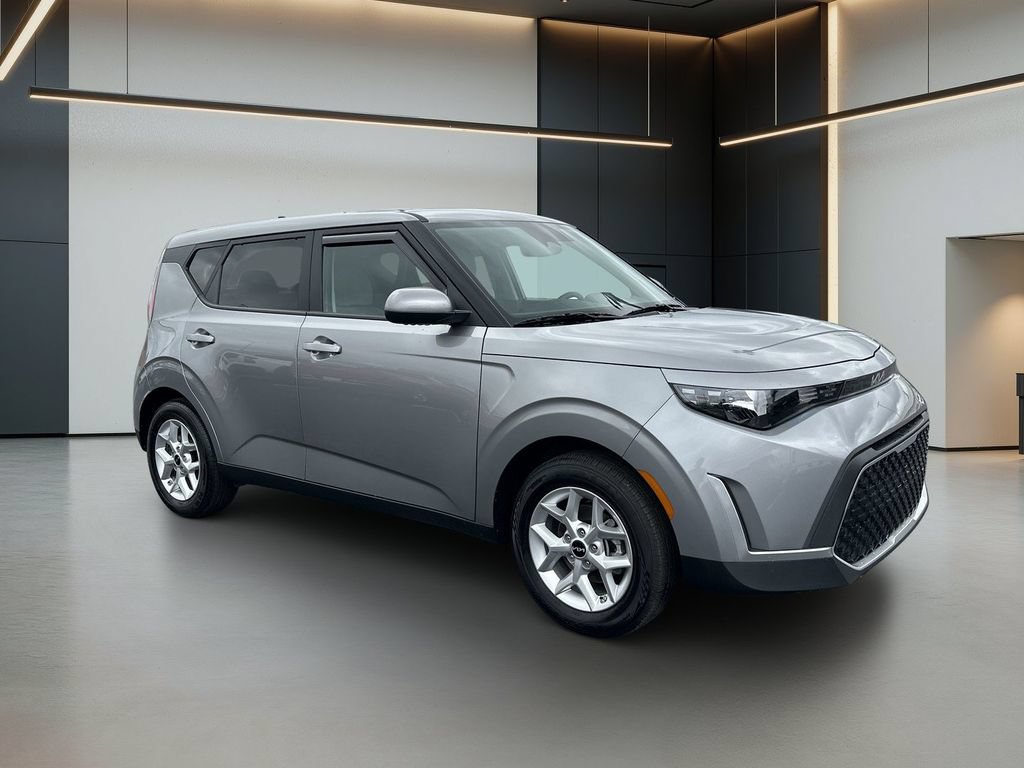 Used 2025 Kia Soul LX w/ LX Technology Package FWD image 8