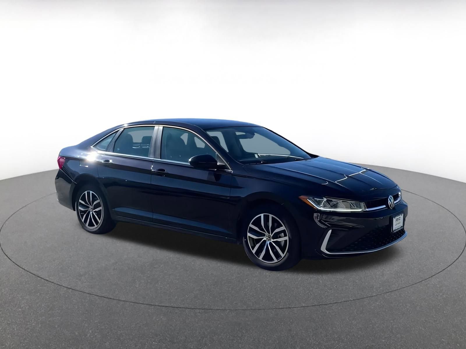 Used 2025 Volkswagen Jetta SE image 2