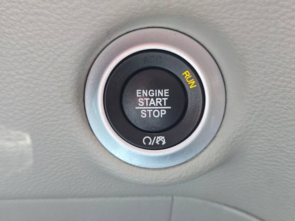 Used 2023 Chrysler Pacifica Limited FWD image 39