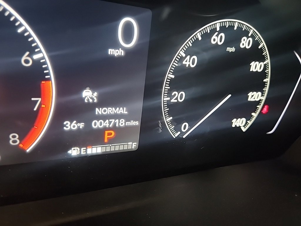 Used 2025 Honda Pilot Touring image 3