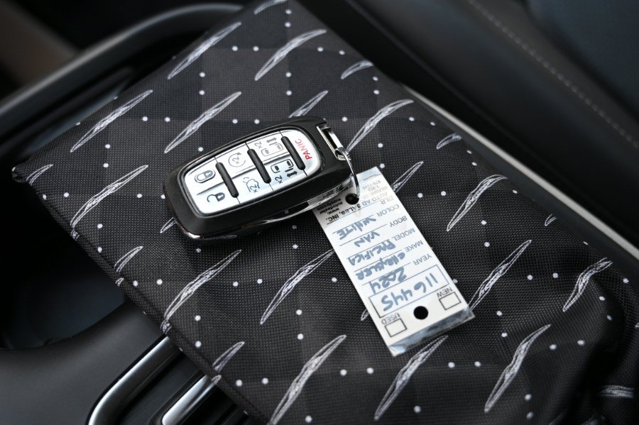 Used 2024 Chrysler Pacifica Touring-L FWD image 33