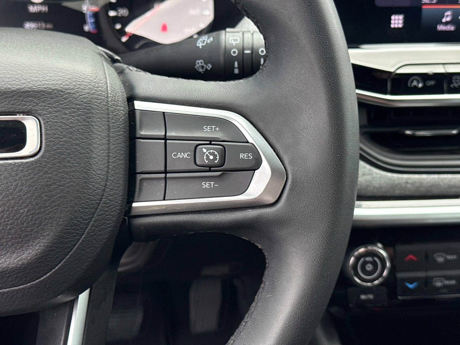 Used 2024 Jeep Compass Latitude image 29