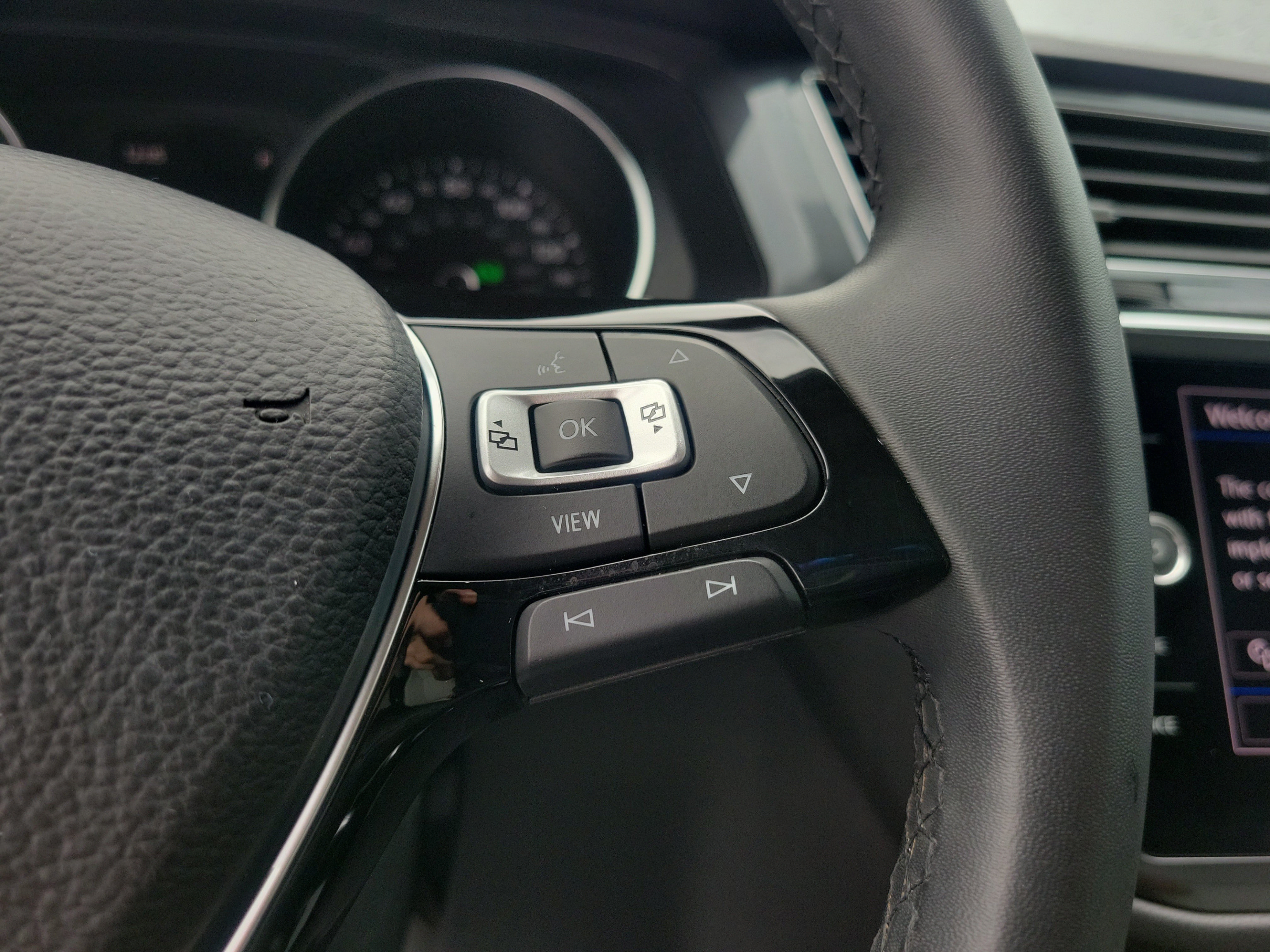 Used 2020 Volkswagen Tiguan SE w/ Panoramic Sunroof Package FWD image 23