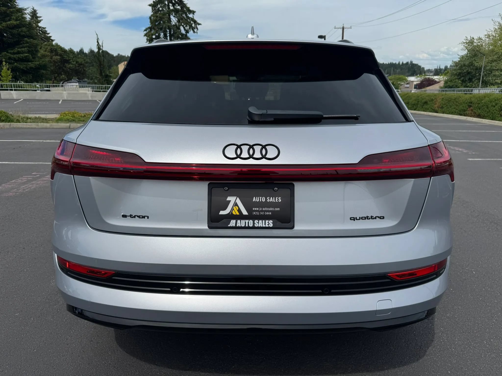 Used 2022 Audi e-tron Premium Plus w/ Premium Plus Package AWD/4WD image 9