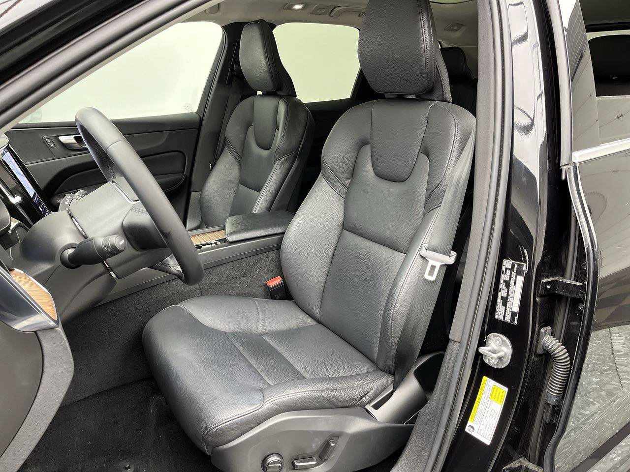 Used 2022 Volvo XC60 B5 Momentum AWD/4WD image 10