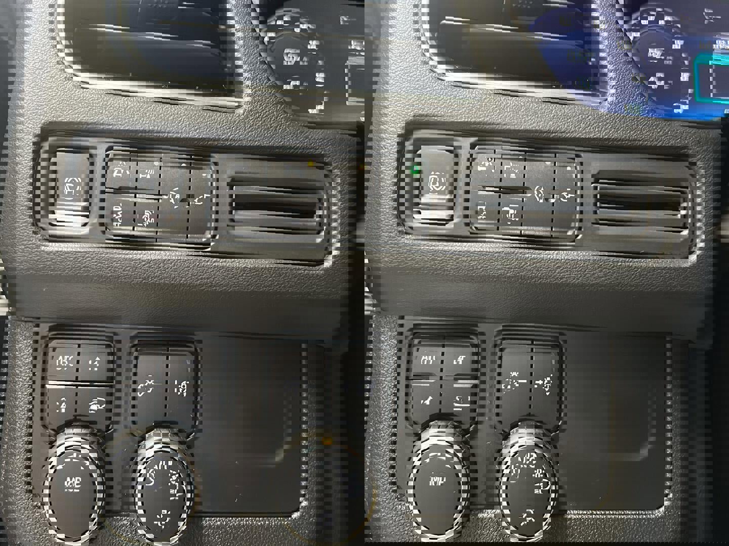 Used 2022 Chevrolet Suburban LT w/ Luxury Package image 13