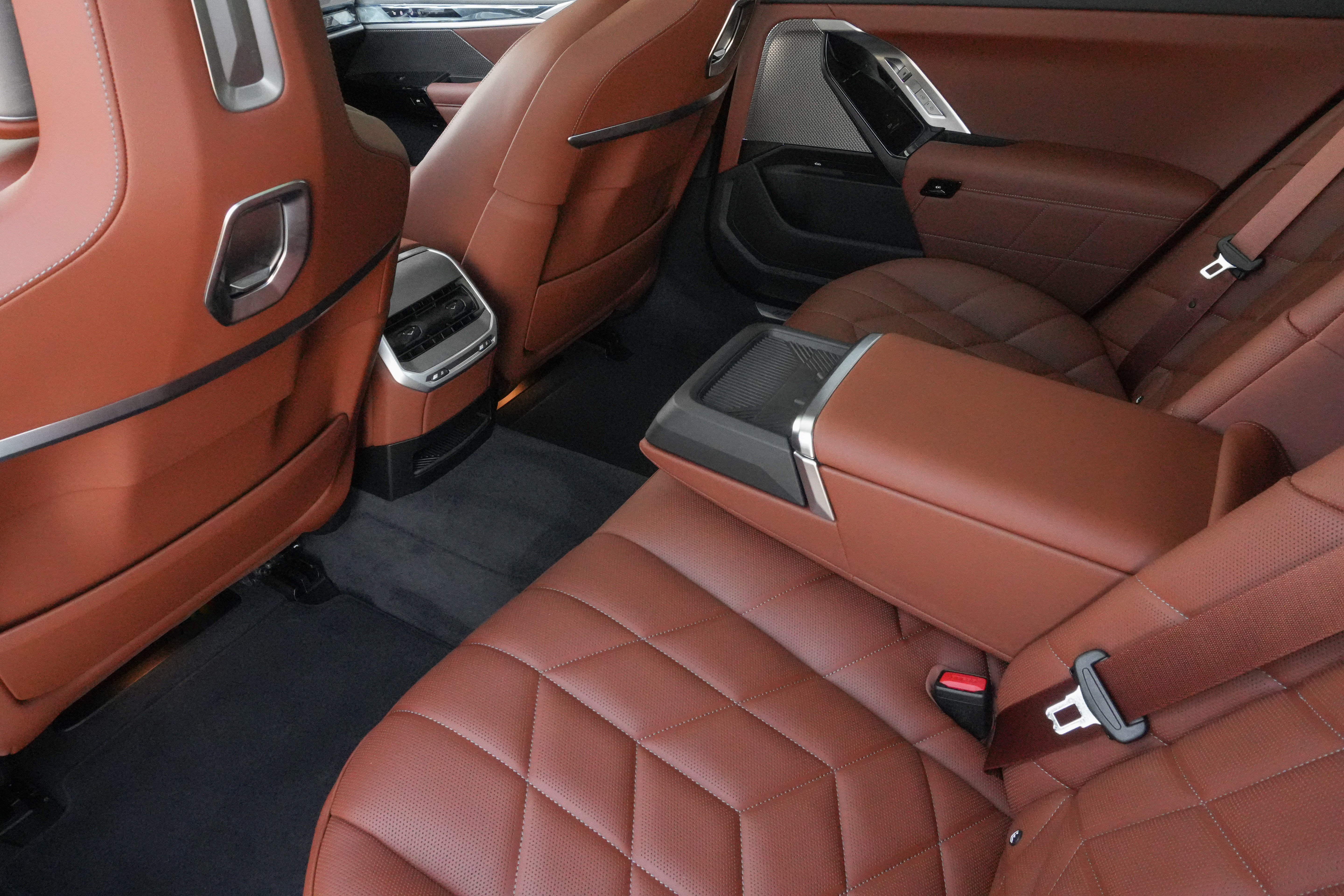 Used 2026 BMW 750e xDrive AWD/4WD image 34