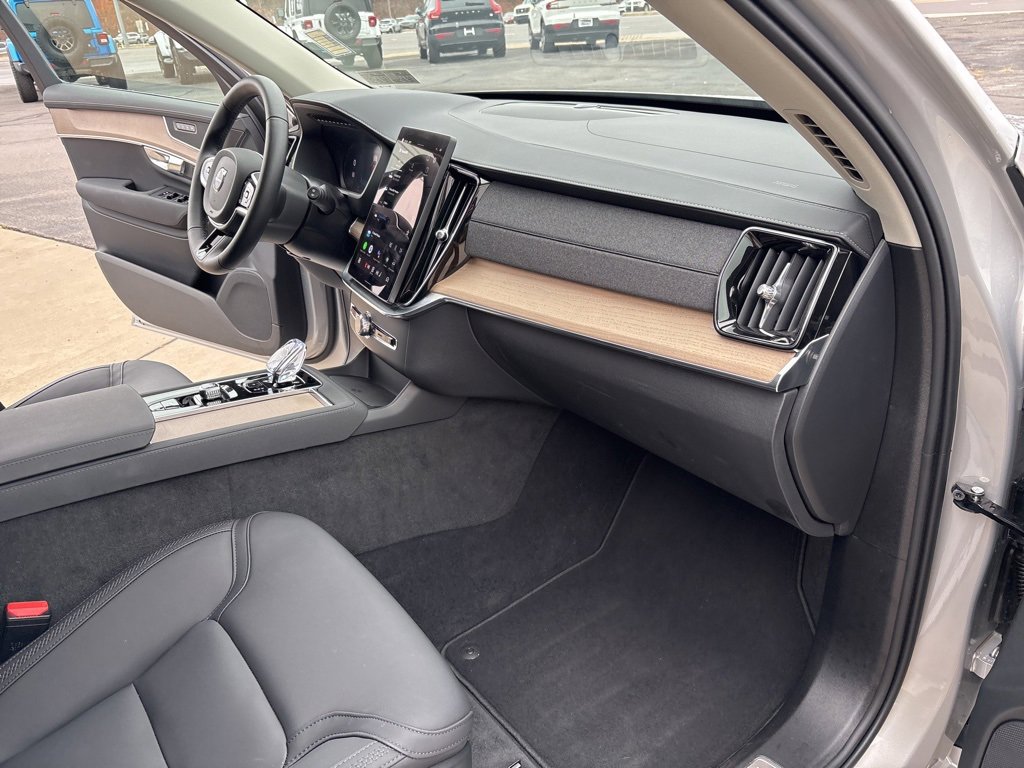 Certified 2025 Volvo XC90 B6 Plus image 39