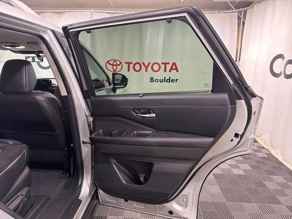 Used 2025 Nissan Pathfinder SL AWD/4WD image 13