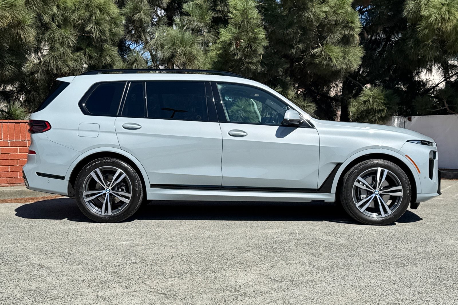 Used 2024 BMW X7 xDrive40i w/ M Sport Package AWD/4WD image 3