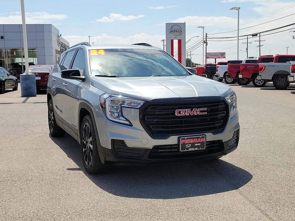 Used 2024 GMC Terrain SLE w/ Driver Convenience Package FWD image 2